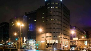 Ein Hotel mit einer markanten Kuppelstruktur mit der Aufschrift 'EL NOVO' bei Nacht.