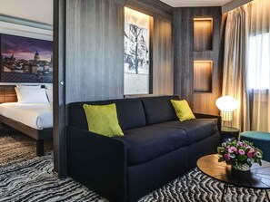 Suite, 1 Katil Raja (King) dengan Katil Sofa (Paris View) | Peralatan tempat tidur premium, busa memori, peti besi dalam bilik 