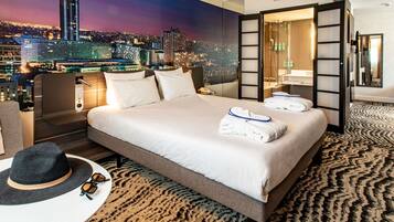 Quarto executivo, 1 cama Queen e sofá-cama (Paris View) | Roupas de cama premium