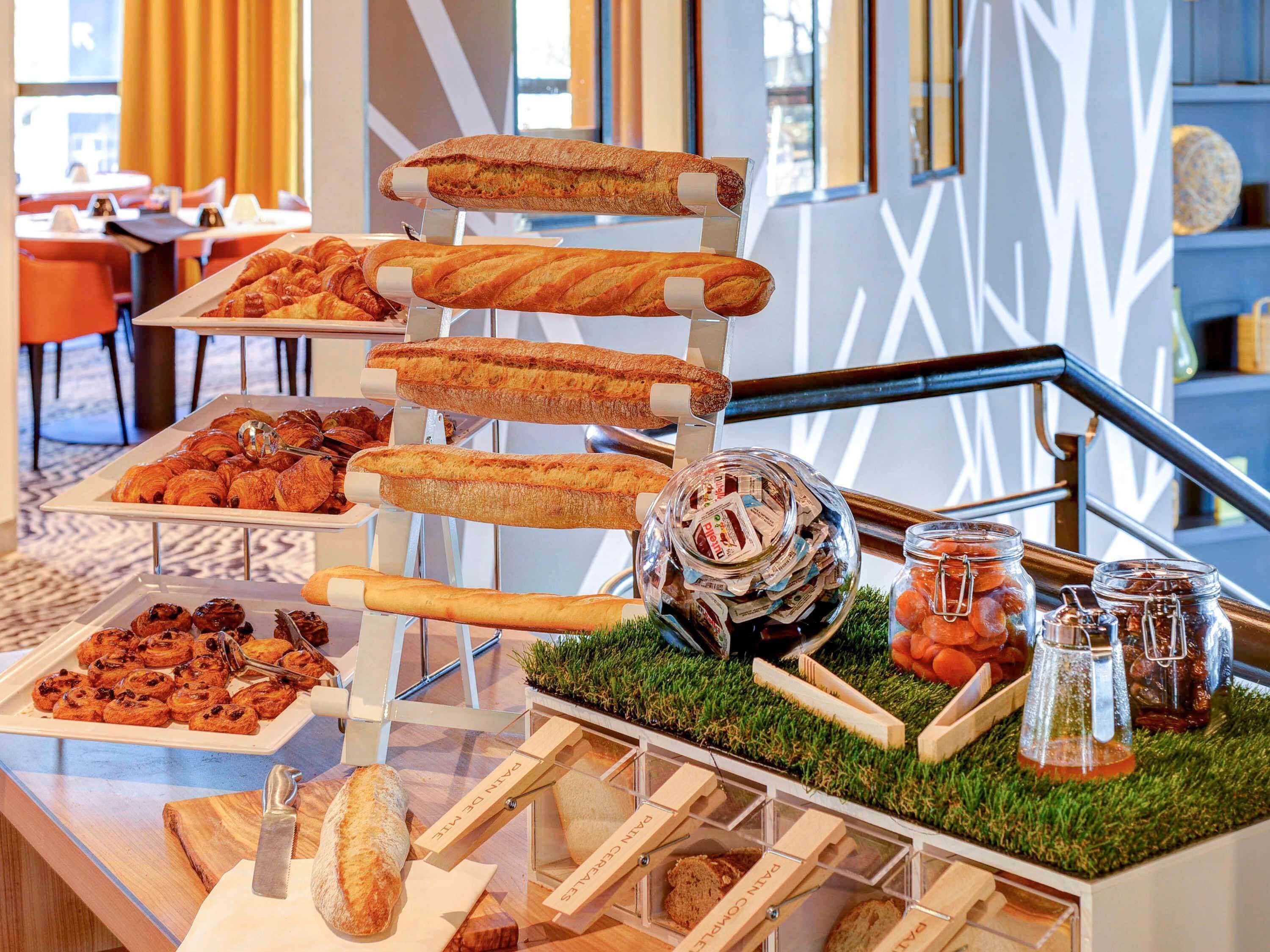 Breakfast, lunch, dinner served; French cuisine 