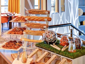 供應早餐、午餐和晚餐，法國料理