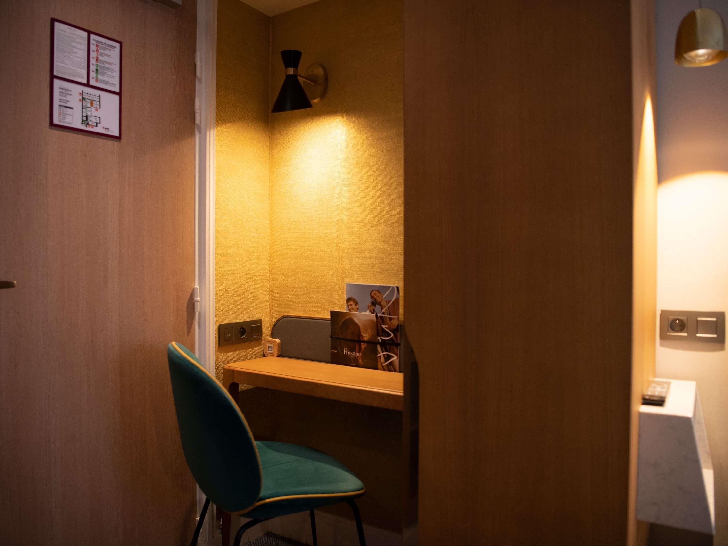 Classic Twin Room, 1 Double Bed | Minibar, in-room safe, desk, soundproofing