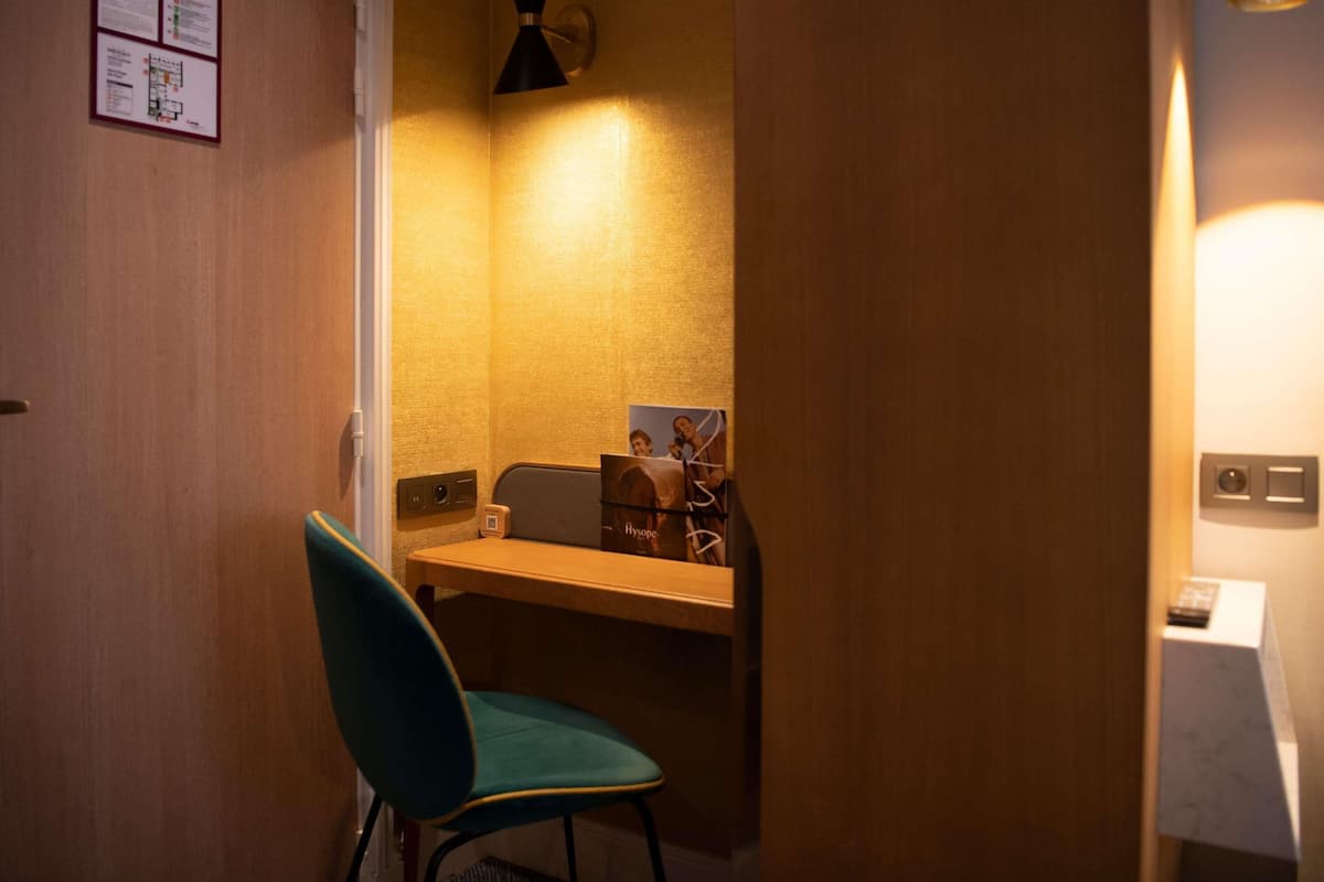 Classic Twin Room, 1 Double Bed | Minibar, in-room safe, desk, soundproofing