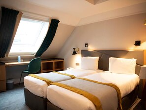 Minibar, safe på rommet, skrivebord og lydisolert