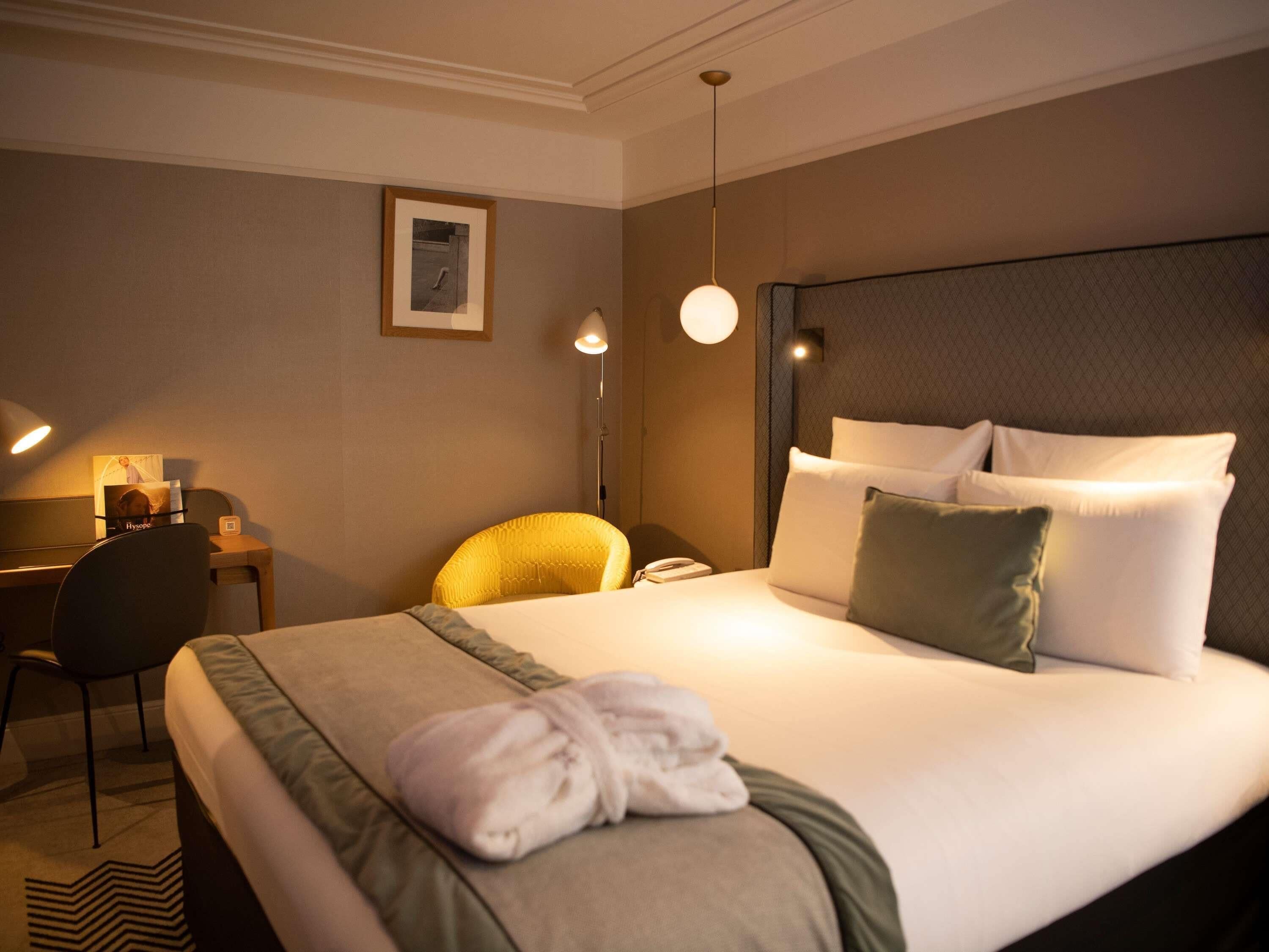Privilege, Room, 1 Double Bed | Minibar, in-room safe, desk, soundproofing