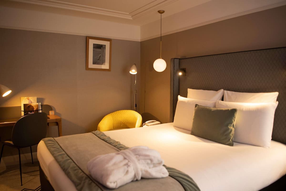 Privilege, Room, 1 Double Bed | Minibar, in-room safe, desk, soundproofing