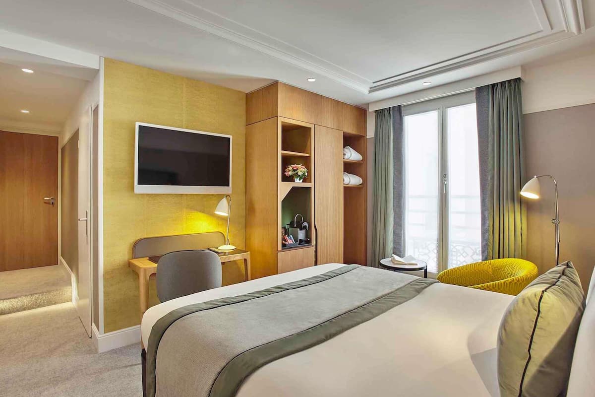 Privilege, Room, 1 Double Bed | Minibar, in-room safe, desk, soundproofing