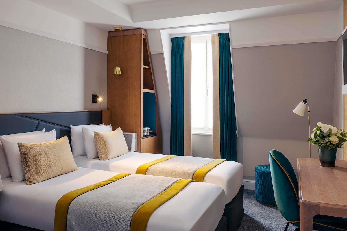 Quarto duplo clássico, 2 camas de solteiro | Frigobar, cofres nos quartos, escrivaninha, quartos à prova de som