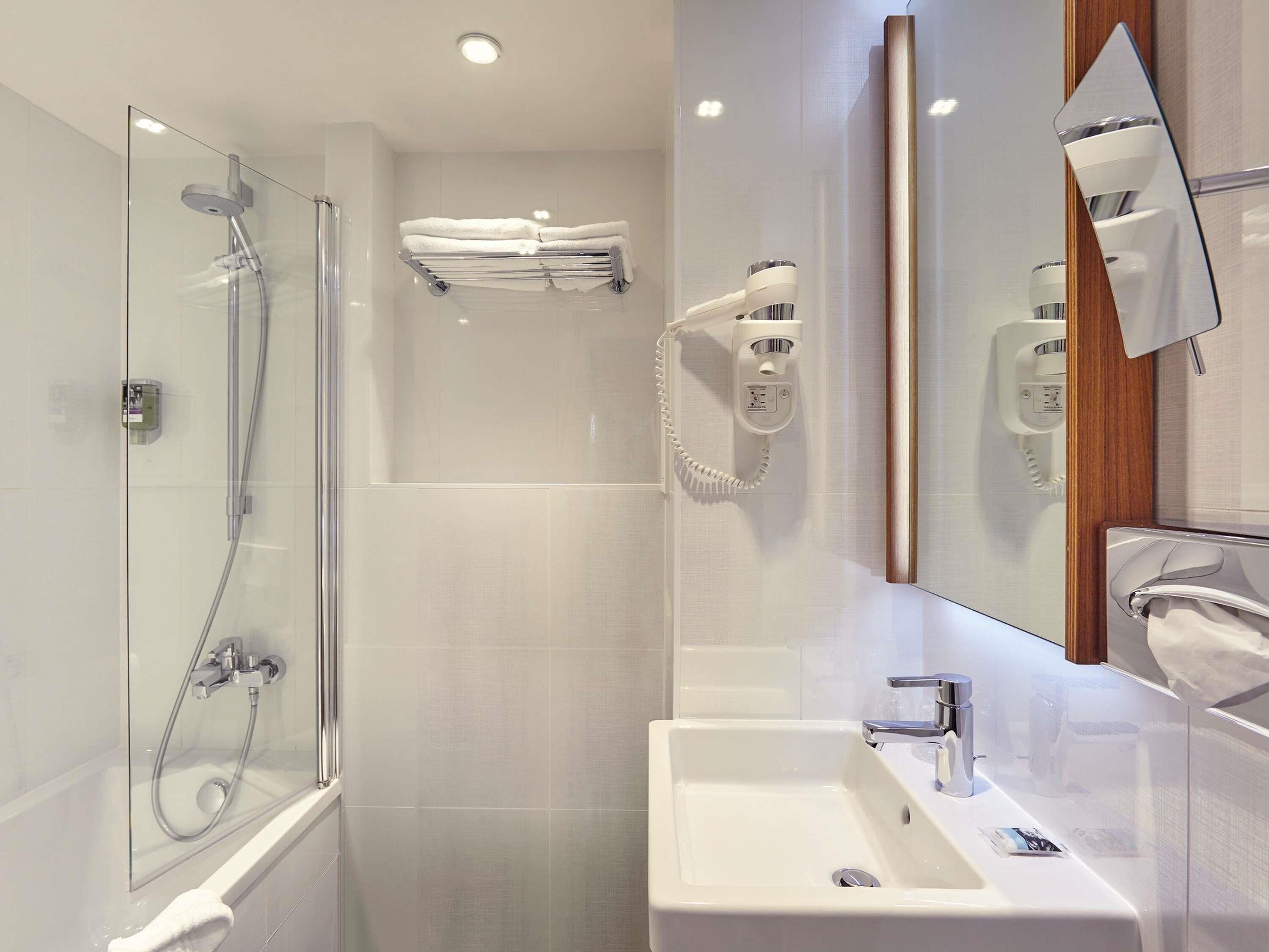 classic room, 1 single bed | minibar, in-room safe, desk, soundproofing