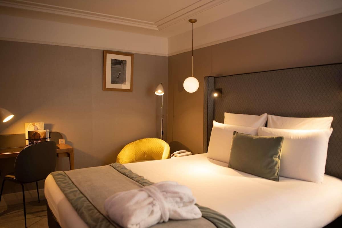 Privilege, Room, 1 Double Bed | Minibar, in-room safe, desk, soundproofing
