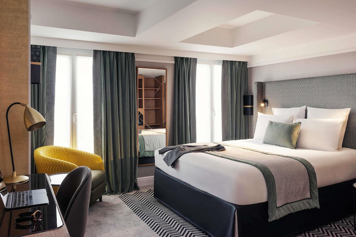 Privilege, Room, 1 Double Bed | Minibar, in-room safe, desk, soundproofing