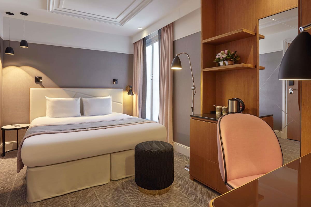 Habitación clásica con 2 camas individuales, 1 cama matrimonial | Minibar, caja de seguridad en la habitación y escritorio