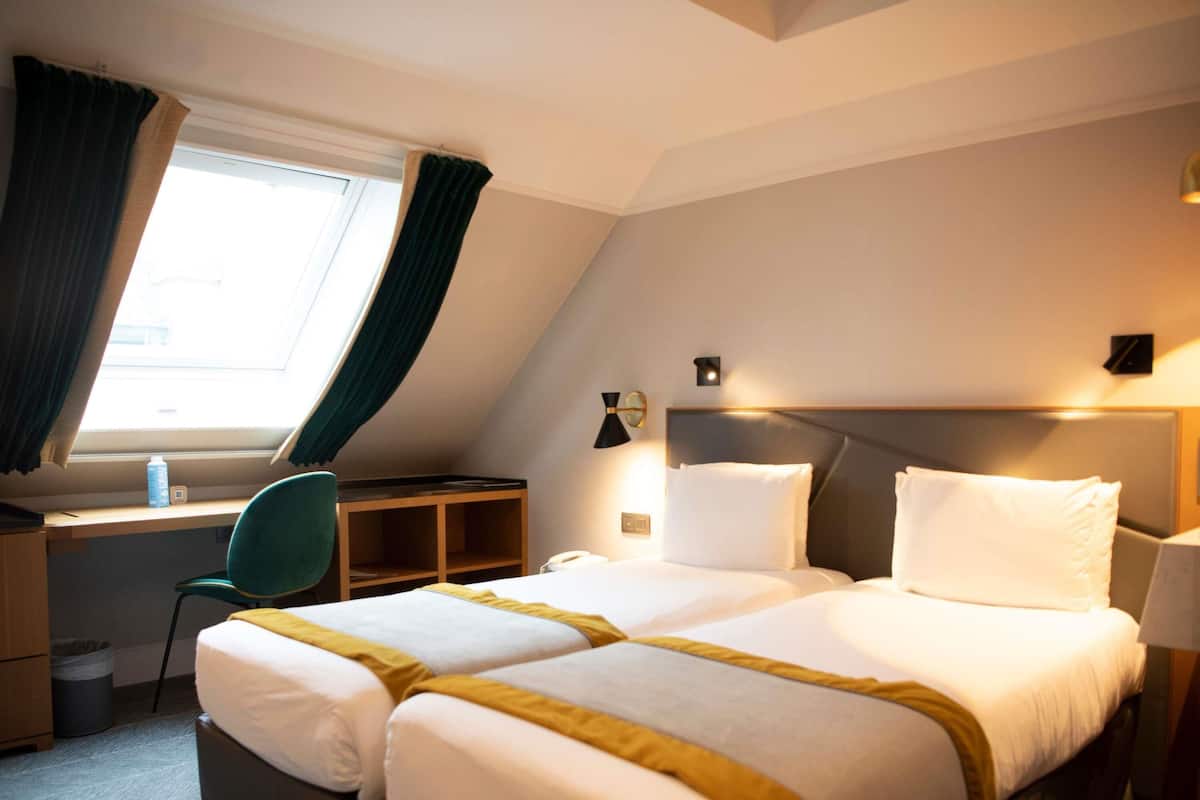 Classic Twin Room, 2 Twin Beds | Minibar, in-room safe, desk, soundproofing