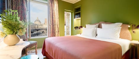 Kamar Deluks | Seprai premium, minibar, brankas, dan ruang kerja ramah laptop