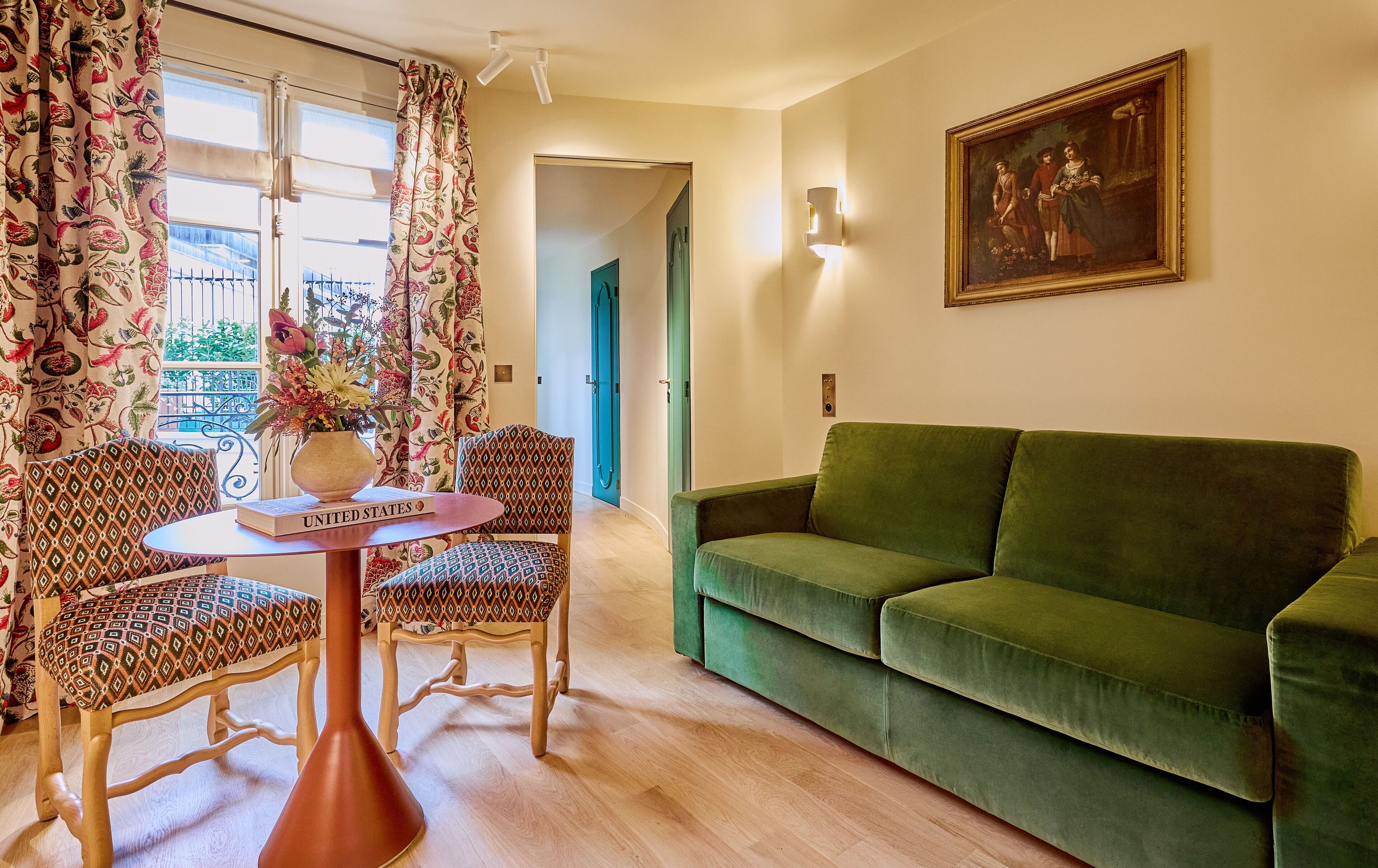 Ropa de cama de alta calidad y minibar 