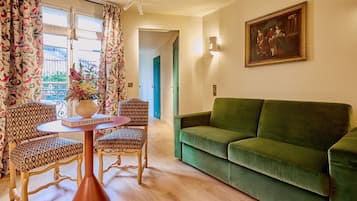 Ylelliset vuodevaatteet, minibaari, tallelokero huoneessa