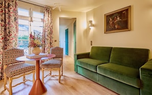 Ylelliset vuodevaatteet, minibaari, tallelokero huoneessa