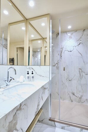 Eco-friendly toiletries, hair dryer, slippers, towels - Hotel Prince De Conti (Paris)