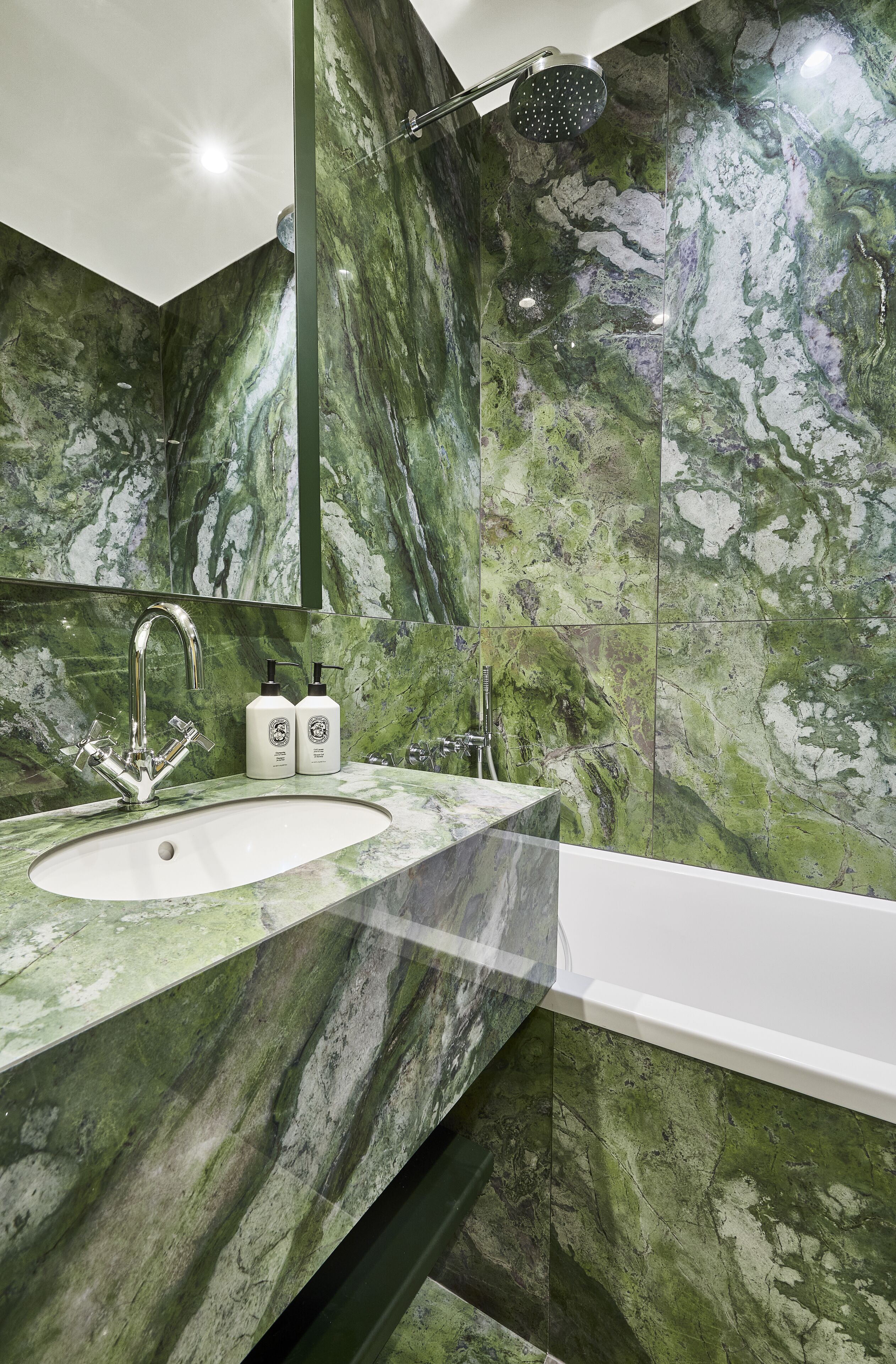 combined shower/bathtub, free toiletries, hair dryer, towels