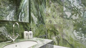 Umweltfreundliche Kosmetikartikel, Haartrockner, Hausschuhe, HandtĂŒcher