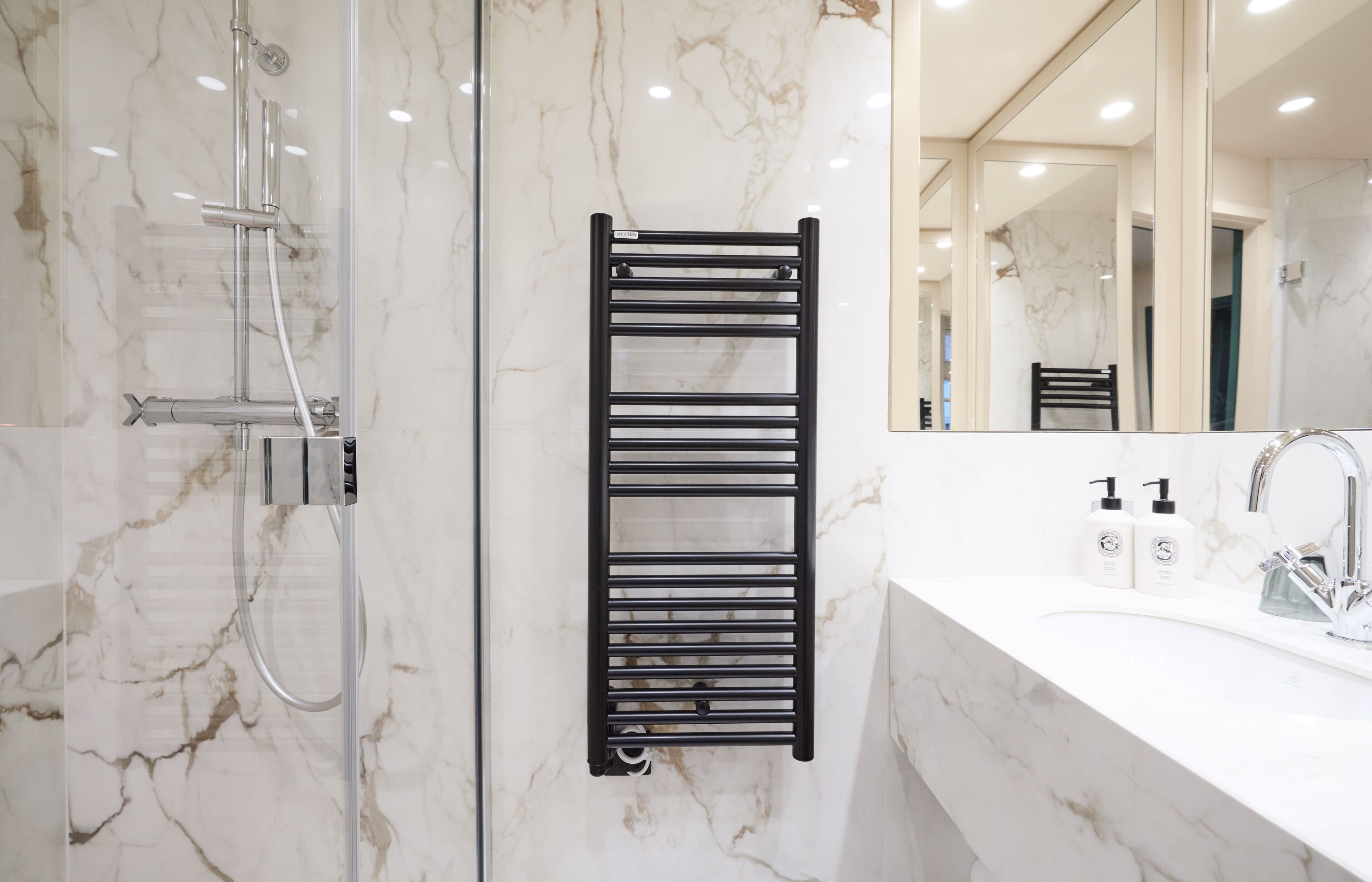 Roba de llit d'alta qualitat, minibar i caixa forta a l'habitació 