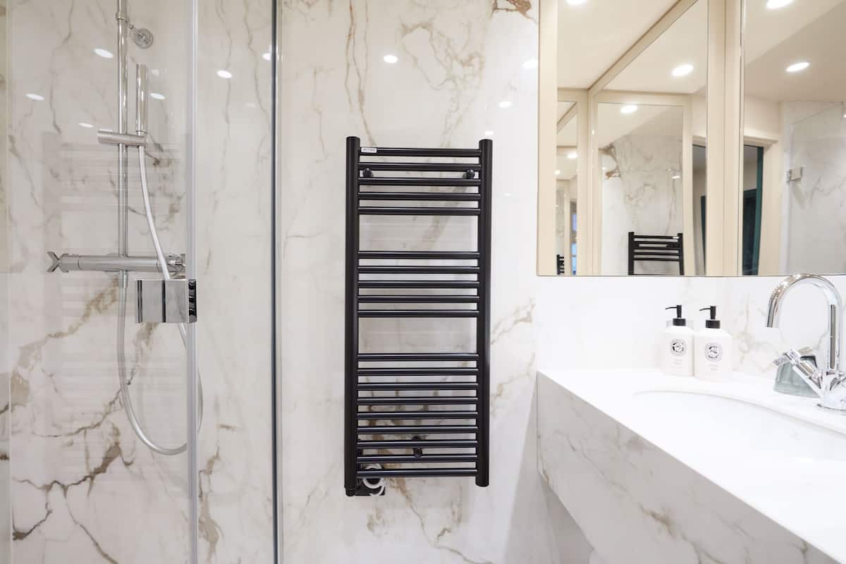 Roba de llit d'alta qualitat, minibar i caixa forta a l'habitació