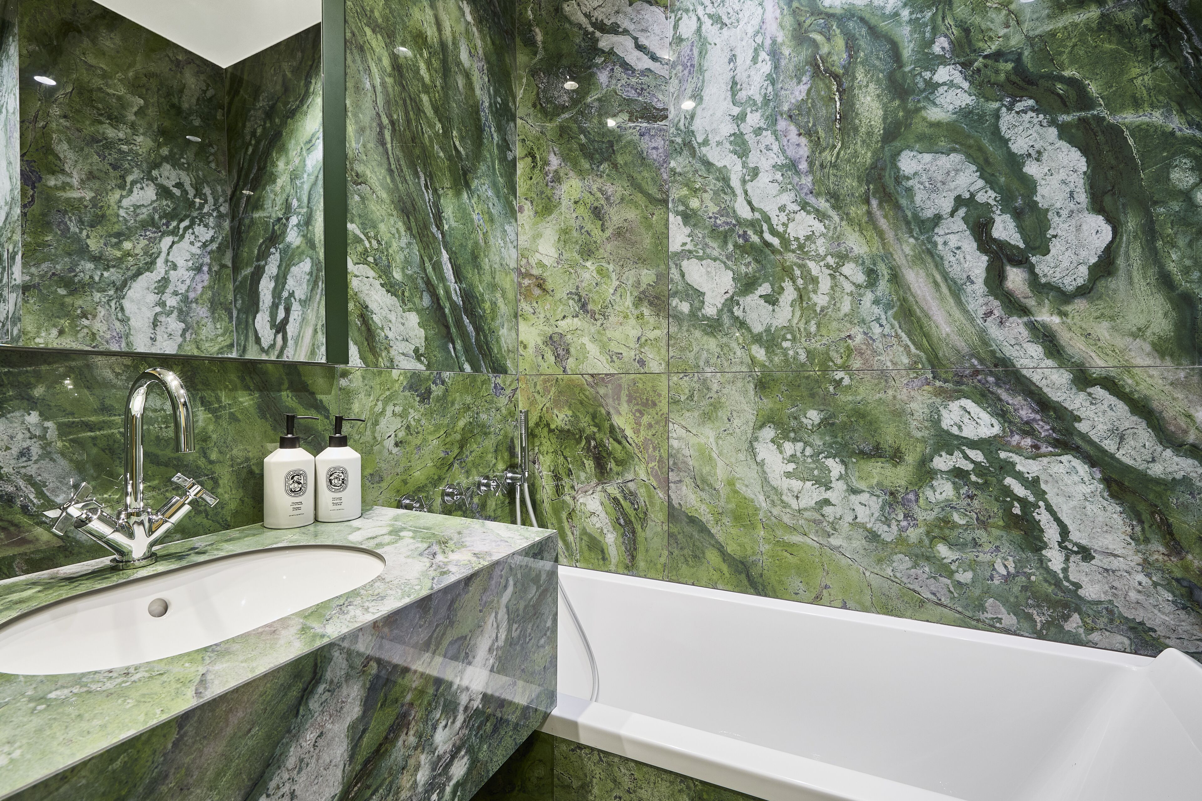 combined shower/bathtub, free toiletries, hair dryer, towels