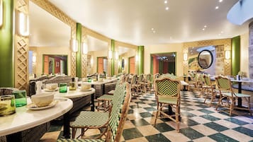 Desayuno buffet (EUR 25 por persona)