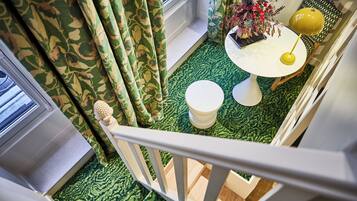 Suite (Duplex) | Ropa de cama de alta calidad y minibar