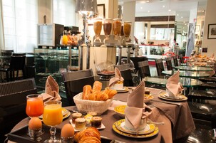 Desayuno continental diario (EUR 15 por persona)