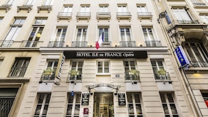 A multi-story building with a sign for HOTEL ILE DE FRANCE Opéra. - Hotel Ile de France Opéra (Paris)