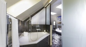 Junior Suite | Bathroom | Hair dryer, towels