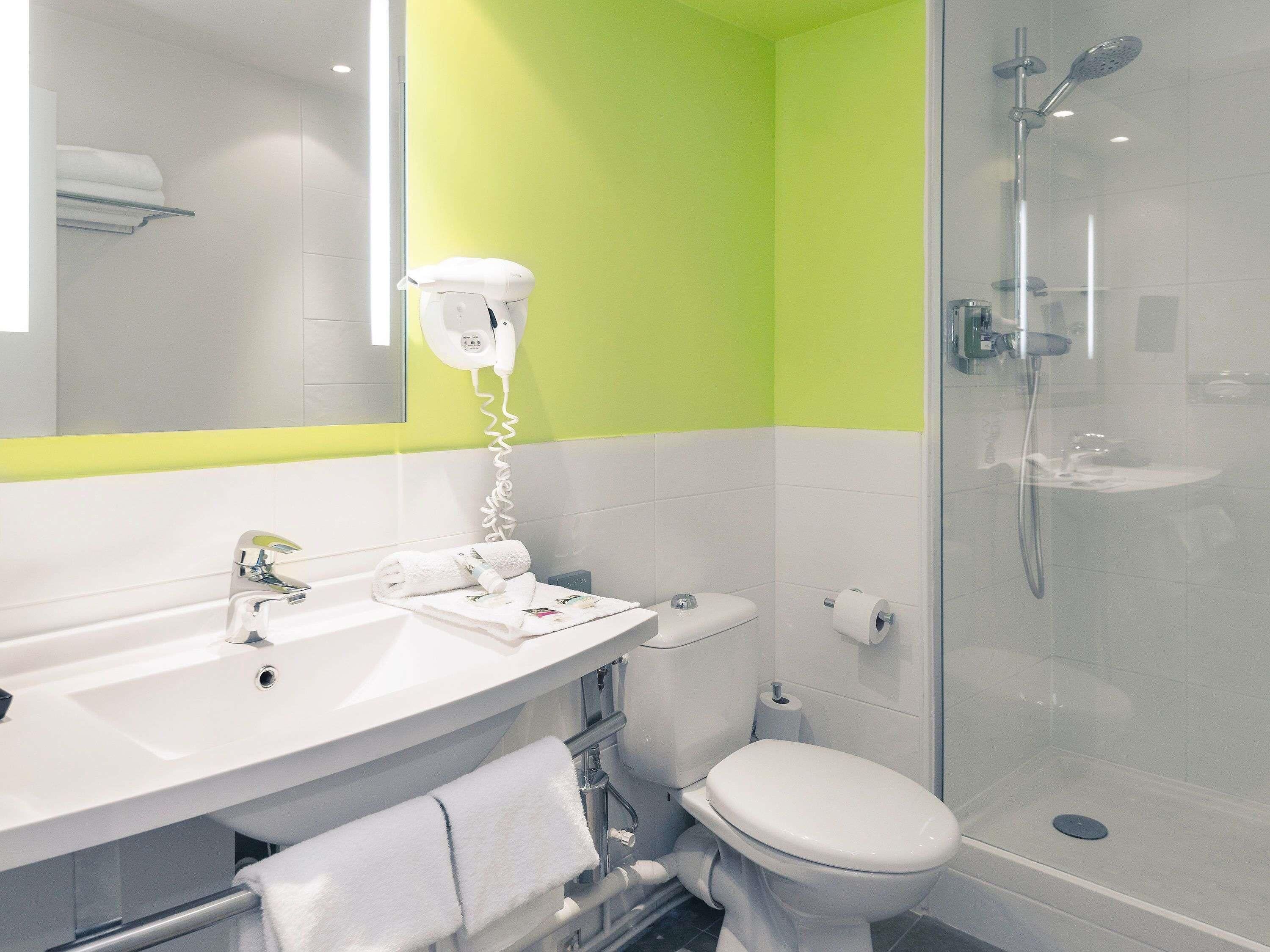 Un baño con lavabo, inodoro y ducha.