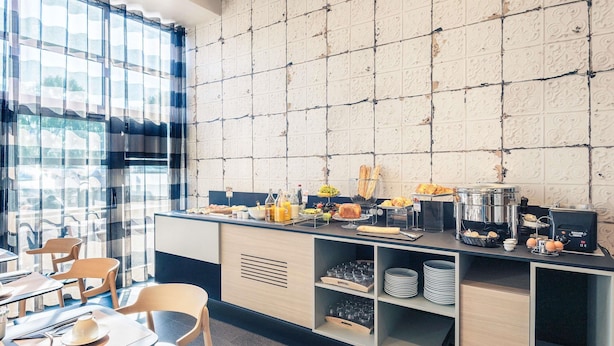 A modern breakfast bar with a tiled backsplash, a coffee machine, and a variety of breakfast items. - Hôtel Mercure Thionville Centre Porte du Luxembourg (Thionville)