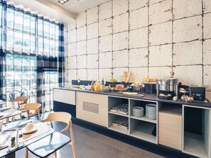 A modern breakfast bar with a tiled backsplash, a coffee machine, and a variety of breakfast items. - Hôtel Mercure Thionville Centre Porte du Luxembourg (Thionville)