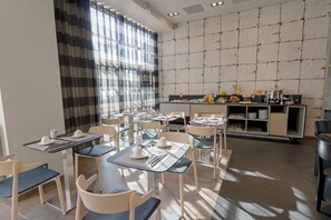 Daily continental breakfast (EUR 17.90 per person)