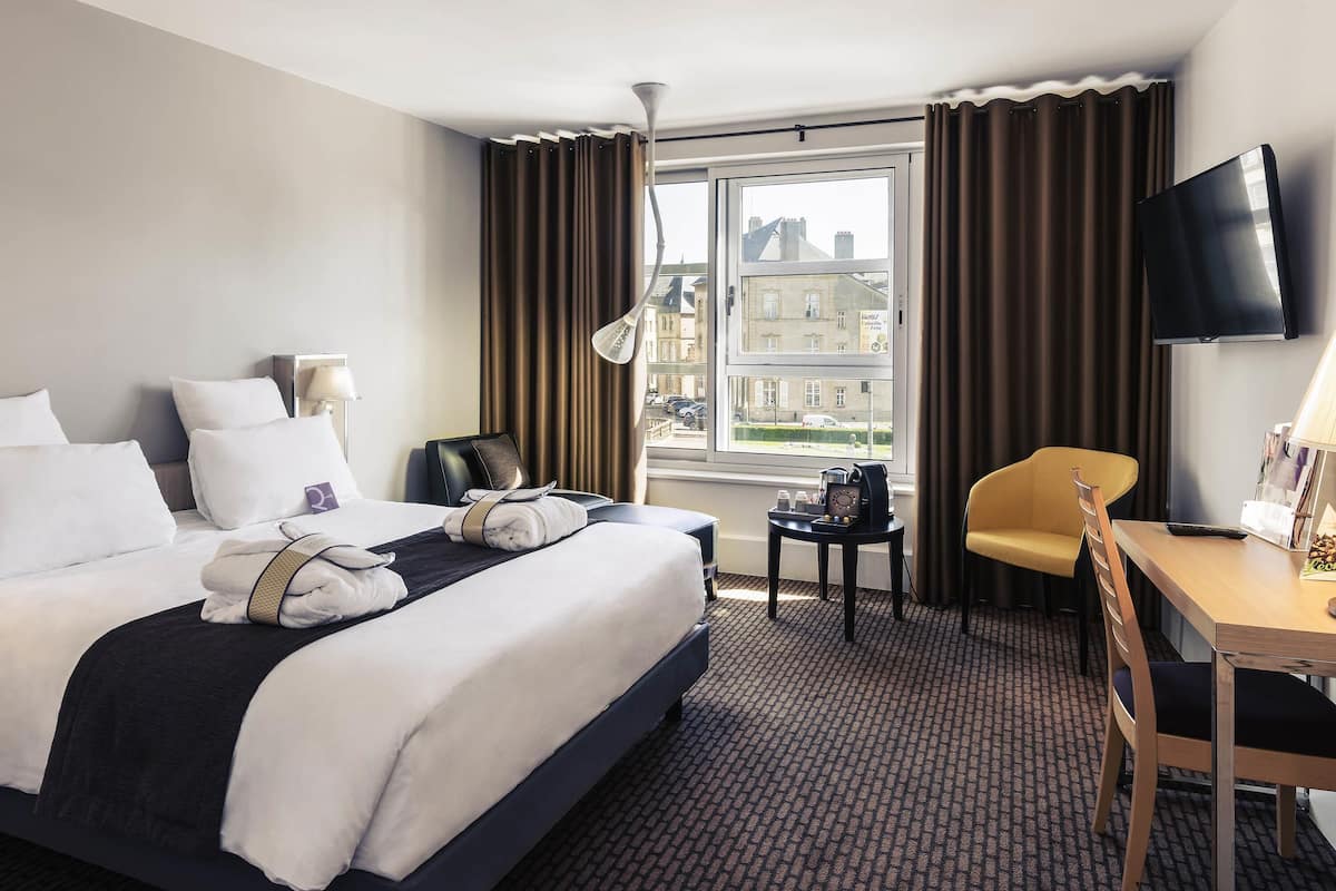 Premium bedding, pillowtop beds, minibar, in-room safe