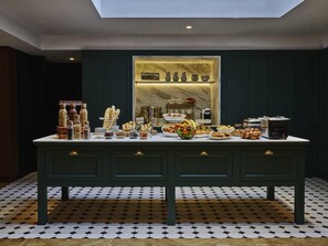 Daily buffet breakfast for a fee - Mercure Versailles Chateau (Versailles)