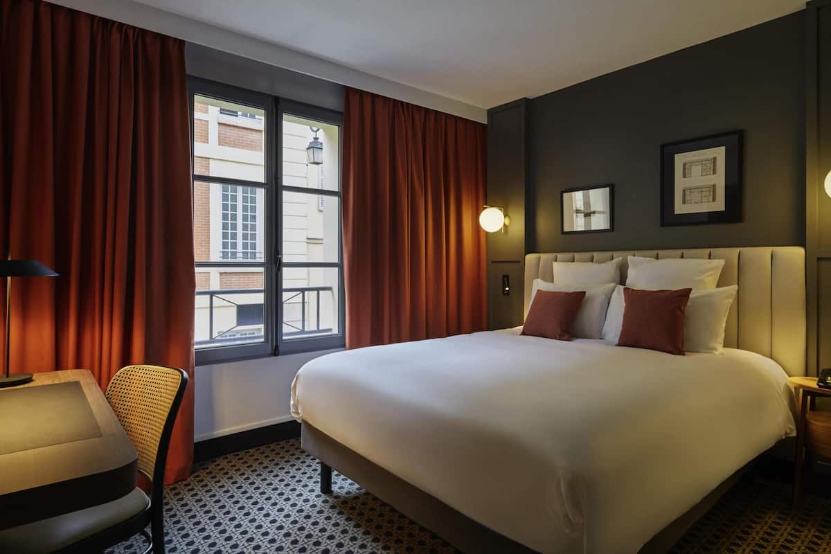 Classic Room, 1 Double Bed | Premium bedding, Select Comfort beds, minibar, in-room safe