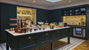 Desayuno buffet diario (EUR 18 por persona)