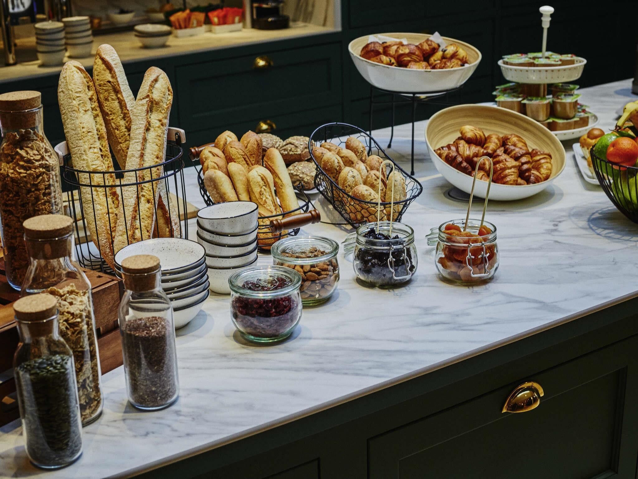 Petit déjeuner buffet servi tous les jours en supplément