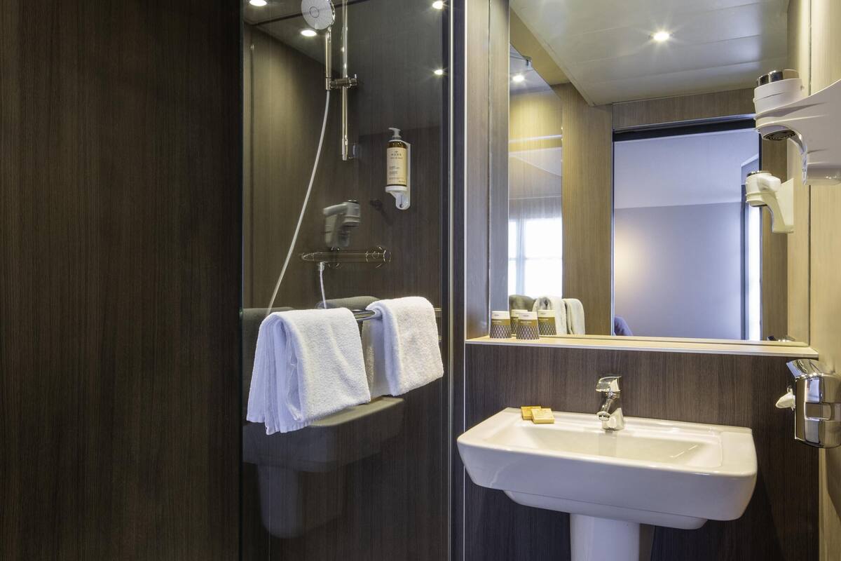 classic room, 1 double bed | premium bedding, select comfort beds, minibar, in-room safe