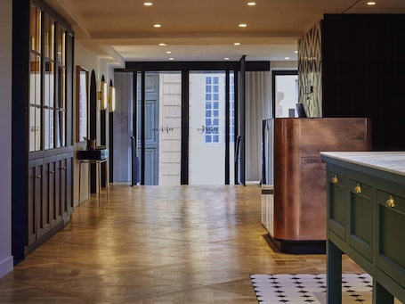 Verschiedenes. Mercure Versailles Chateau