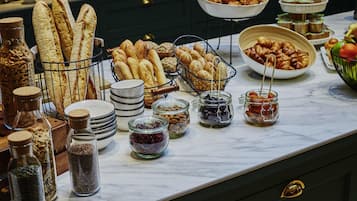 En buffé med olika sorters bröd, bakverk och tillbehör.
