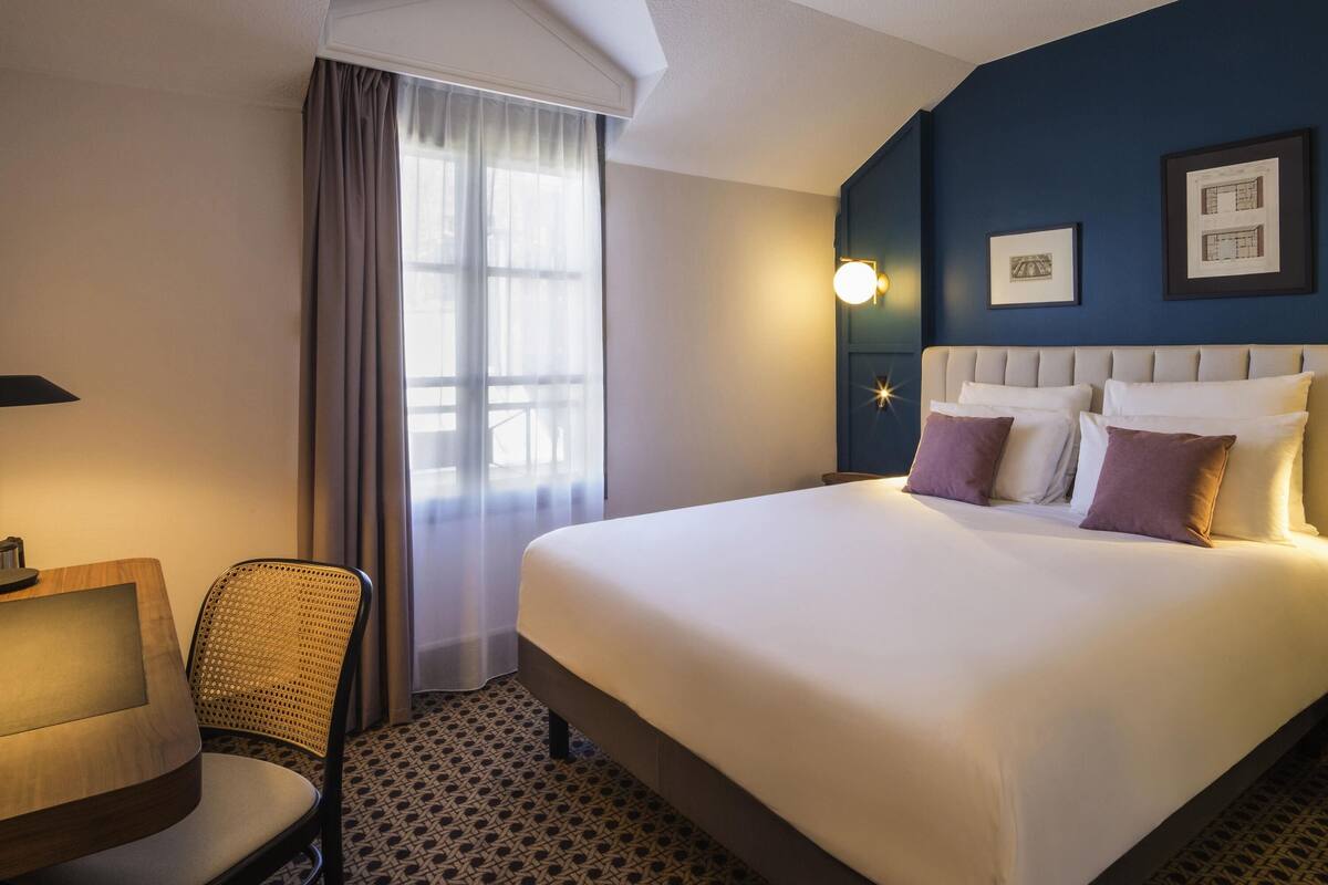 Classic Room, 1 Double Bed | Premium bedding, Select Comfort beds, minibar, in-room safe