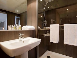 Dusche, umweltfreundliche Kosmetikartikel, Haartrockner, Handtücher