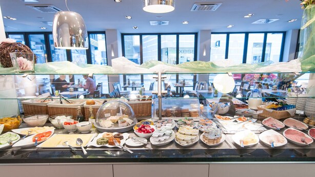 A buffet with various food items and utensils. - Aquis Grana City Hotel (Aachen)