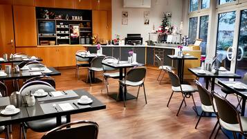 Se ofrece un desayuno bufé todos los días (14.50 EUR por persona)