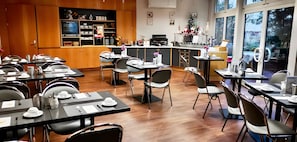 Café da manhã com buffet diário (EUR 14.50 por pessoa)