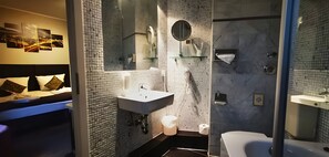 Deluxe Double Room | Bathroom